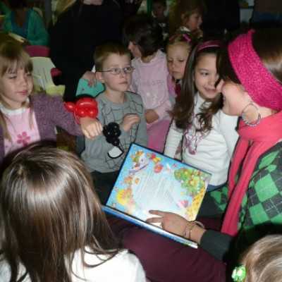 Mikulásváró ünnepség a hematológiai osztályon Domokos Fannival az X-faktor döntõsével - adó, 1%, alapítvány, támogatás