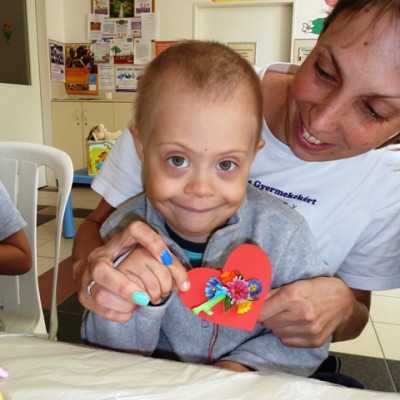 Piros szívecskéket készítettünk a beteg gyermekekkel - alapítvány, adó 1%, támogatás