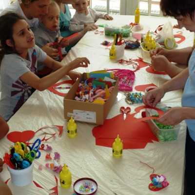 Piros szívecskéket készítettünk a beteg gyermekekkel - alapítvány, adó 1%, támogatás