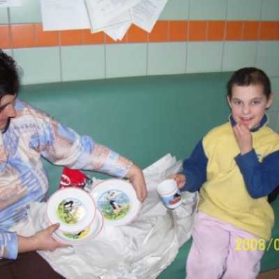 Zsolnay-kerámiák átadása a PTE gyermekhematológiáján - adó, 1%, alapítvány, támogatás