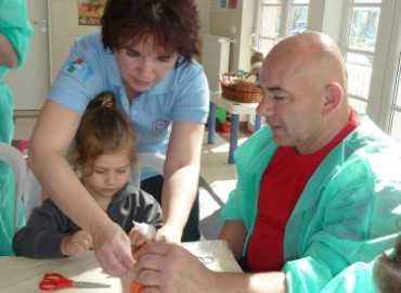 A DE OEC Gyermekgyógyászati Intézetben rendezett kézműves foglalkozást meglepetésekkel!