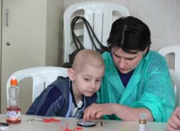 A hódmezõvásárhelyi Cibere Meseszínház vendégjátékával kedveskedtünk a gyerekeknek.