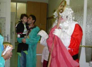 A Mikulás és Domokos Fanni az osztály dolgozóit is megajándékozza