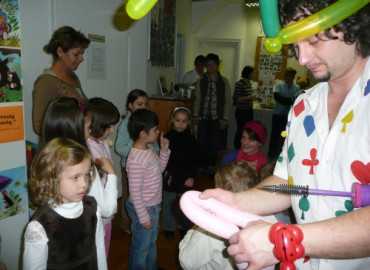 A Mikulásváró ünnepségen lufiajándékozás