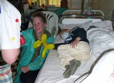 DE OEC Gyermekklinika Hematológiai Osztályán a gyermekeknek lufibóhóc kedveskedett Húsvét és Gyermeknap alkalmával