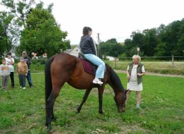 Debrecenben kezelt gyermekek kirándulása Bakonyszücsre és Pénzesgyõrbe