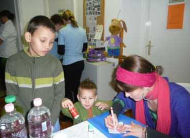 Domokos Fanni dedikál a mikulásváró ünnepségen