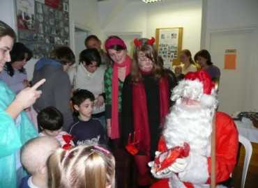 Domokos Fanni és a Mikulás átadja a csomagokat a gyerekeknek