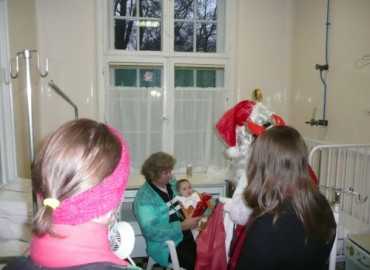 Domokos Fanni és a Mikulás az osztályon fekvõ gyermeket is megajándékozza