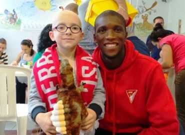 DVSC labdarugói látogatták meg a kis betegeket