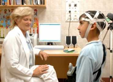 Easy View 8 csatornás mobil EEG átadása a DE OEC Gyermekgyógyszati Intézetének