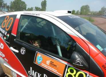 Élményautózás a salakpályán