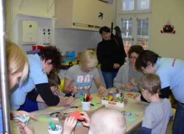 Élményterápiás kézműves foglalkozás a Madarász utcai Gyermekklinika Hematológiáján