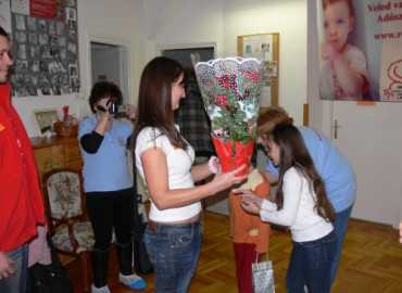 Esõ szitál, hull a hó, újra itt a Télapó!