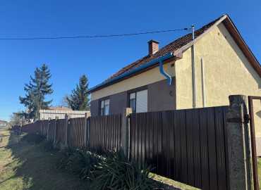 Petra új ingatlanba költözhetett családjával!