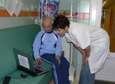 Laptop ajándékozása karácsonyra a Pécsi Egyetem gyermekhematológiájára