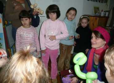 Mikulásváró ünnepség a hematológiai osztályon Domokos Fannival az X-faktor döntõsével